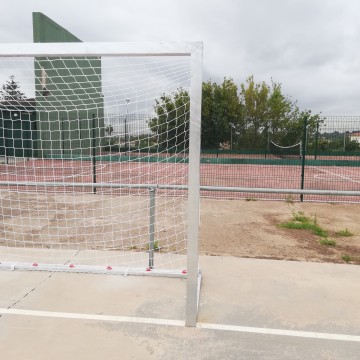 JUEGO PORTERÍAS GALVANIZADAS FÚTBOL SALA/BALONMANO METÁLICAS TRASLADABLES 80X80MM CON BASE 80X40MM