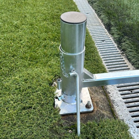 JUEGO PORTERÍAS ALUMINIO FÚTBOL 7 90 MM ABATIBLES CON ARQUILLOS CINCADOS